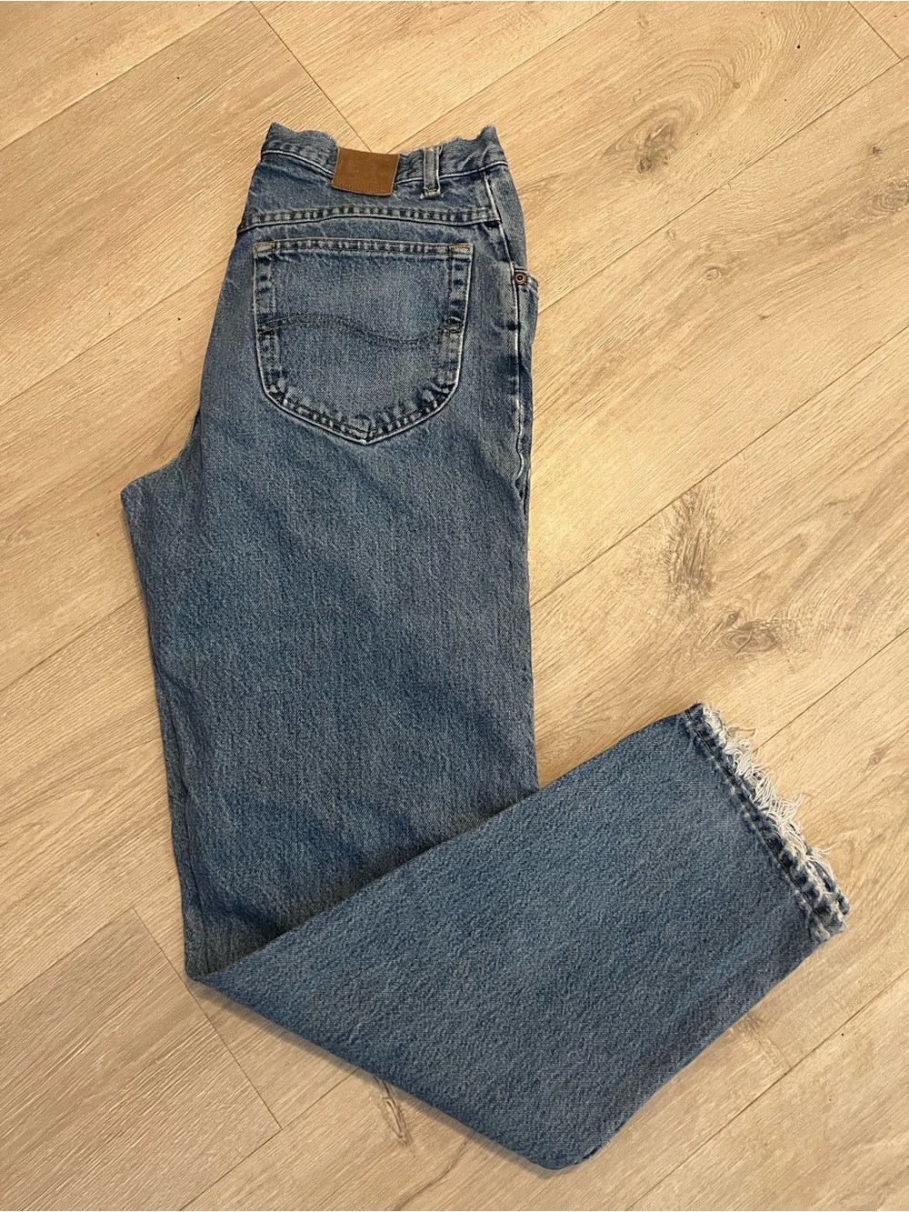 Lee Men’s Straight Jeans in Washed Blue with Frayed Hem